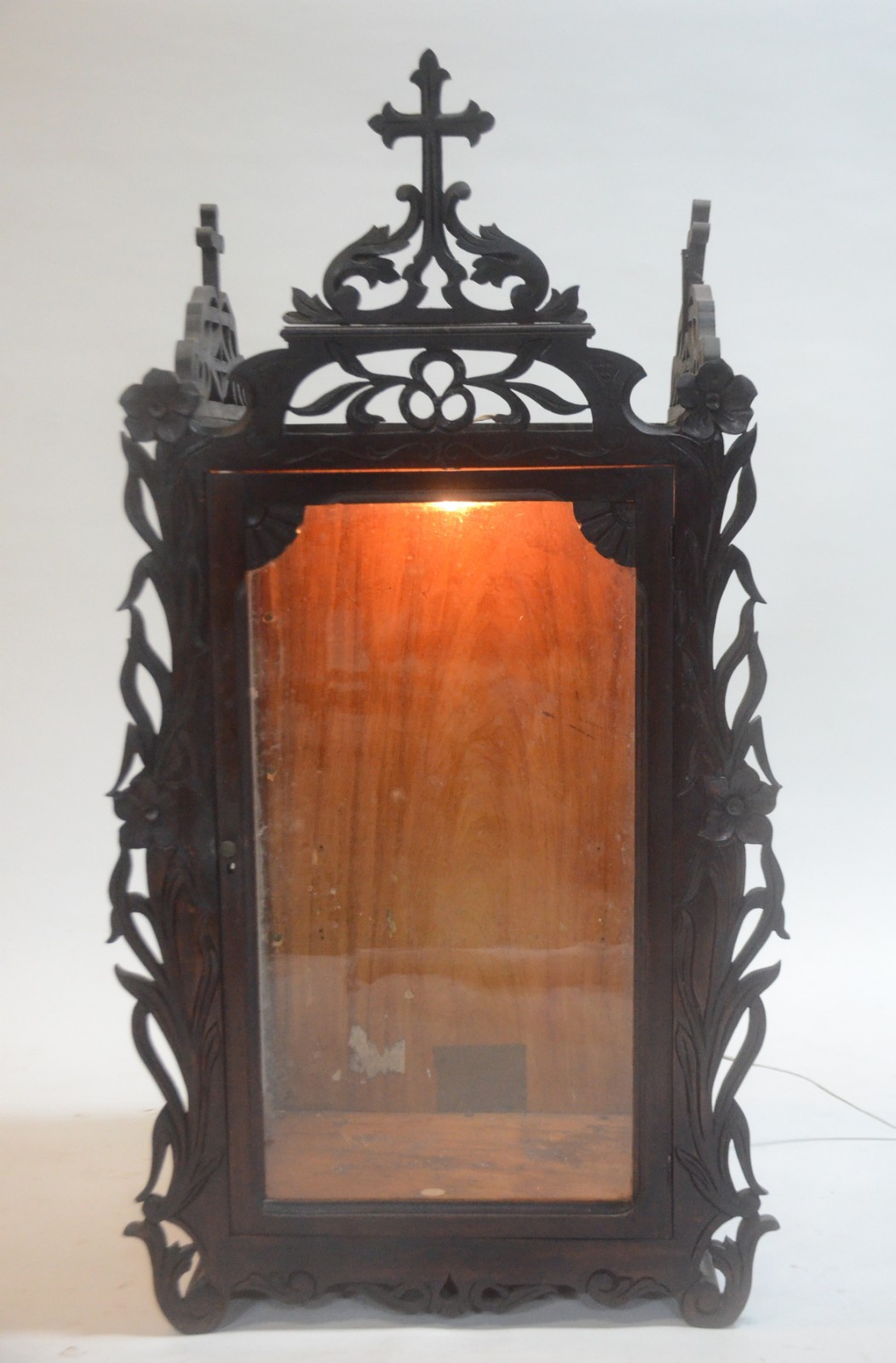 Oratório de madeira nobre, porta e laterais de vidro circundados por... - foto 1 de 8
