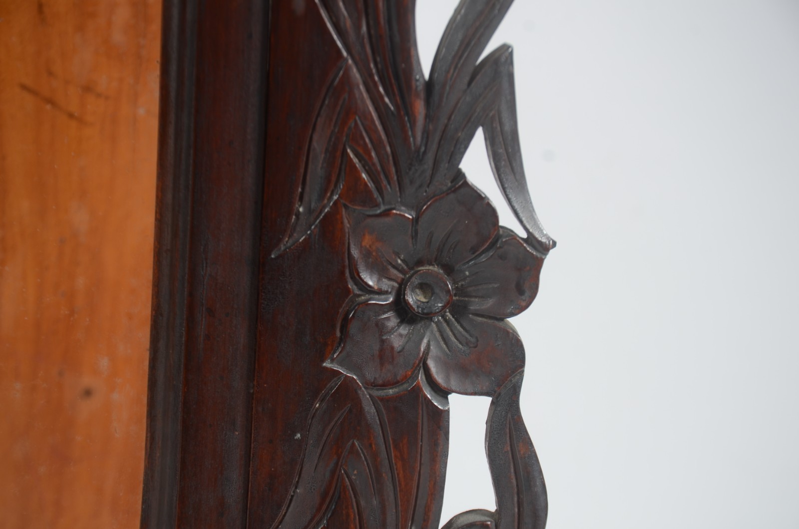 Oratório de madeira nobre, porta e laterais de vidro circundados por... - foto 5 de 8