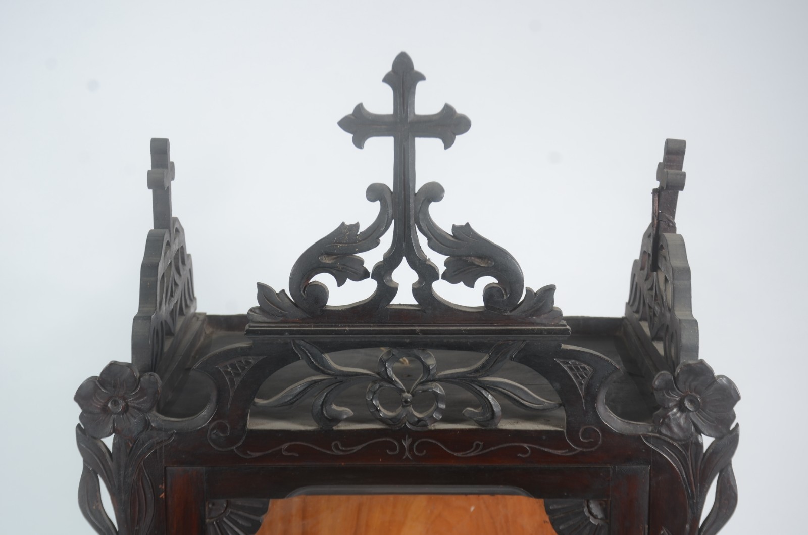 Oratório de madeira nobre, porta e laterais de vidro circundados por... - foto 7 de 8