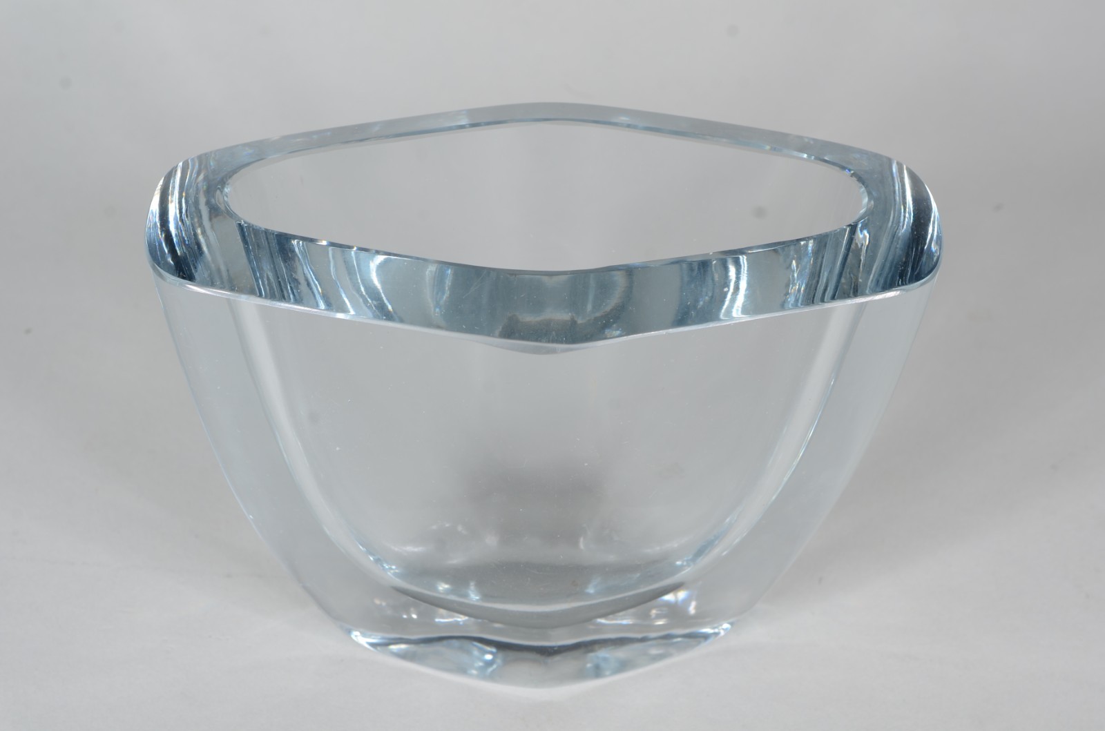 Pequeno vaso de cristal, assinado. - foto 1 de 5