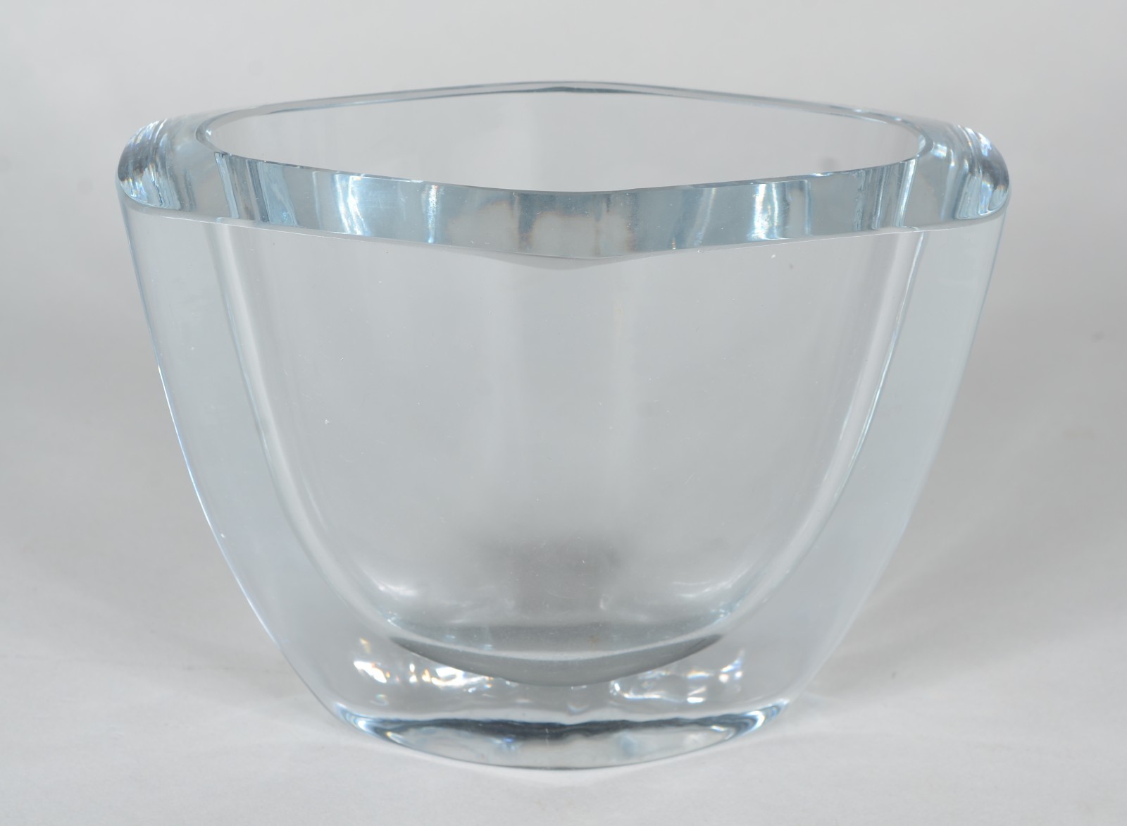 Pequeno vaso de cristal, assinado. - foto 2 de 5