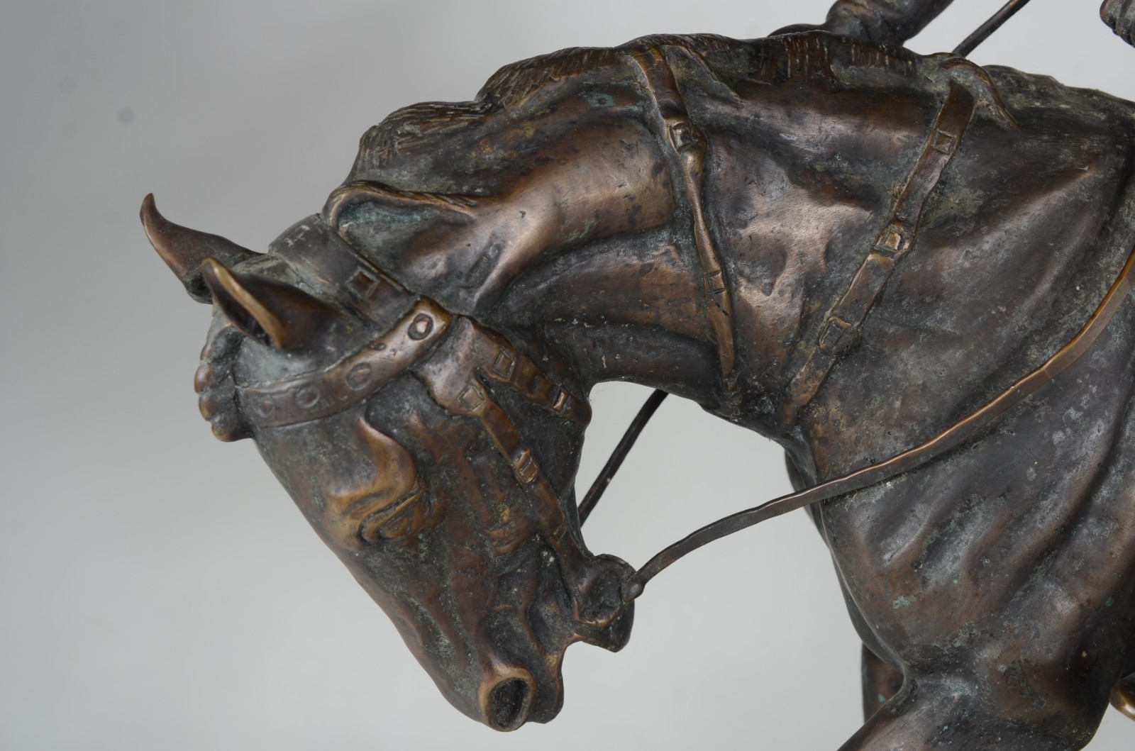 Grande escultura de petit bronze representando cavalo com jóquei... - foto 3 de 7