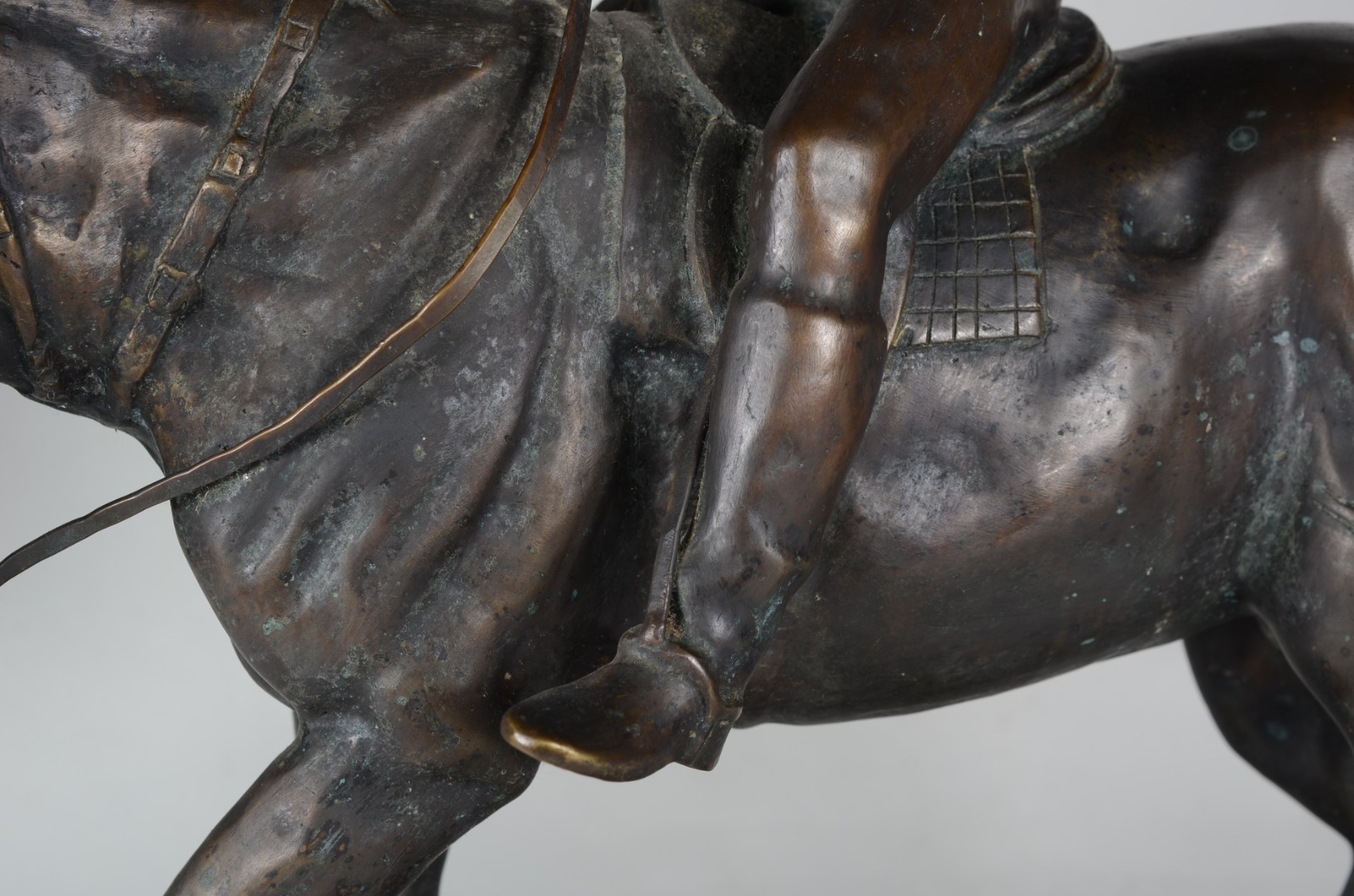 Grande escultura de petit bronze representando cavalo com jóquei... - foto 4 de 7