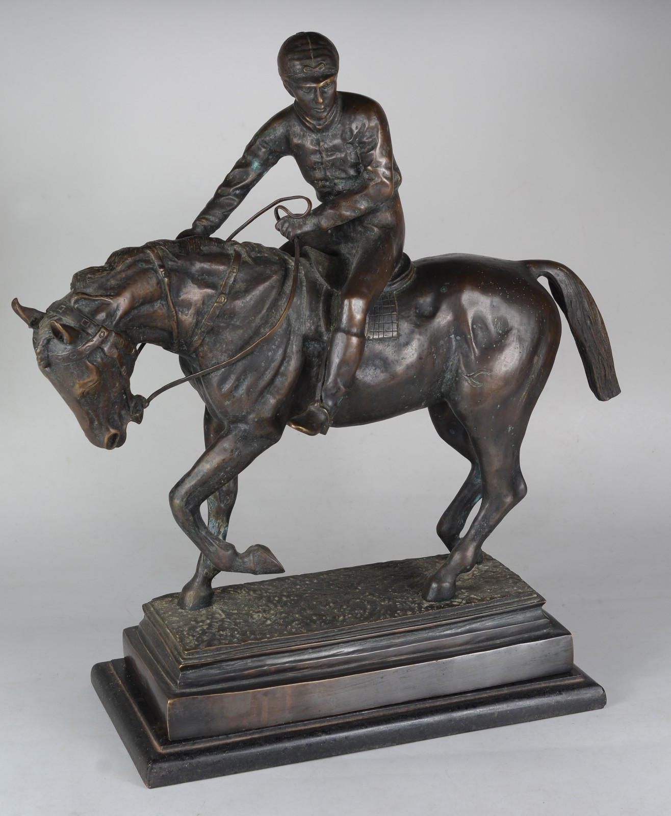 Grande escultura de petit bronze representando cavalo com jóquei... - foto 1 de 7