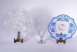 Três peças de vidro, sendo: 2 pratos (um deles ... - Três peças de vidro, sendo: 2 pratos (um deles doublé azul) e vaso lapidado.