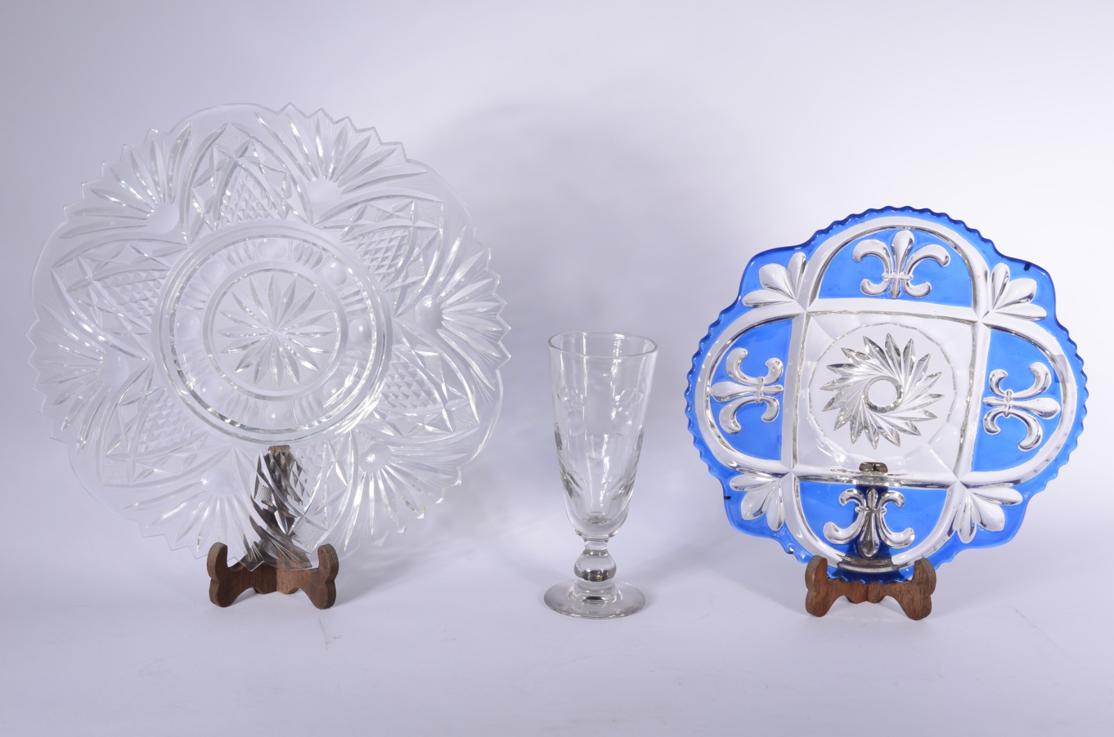 Três peças de vidro, sendo: 2 pratos (um deles doublé azul) e vaso... - foto 1 de 11