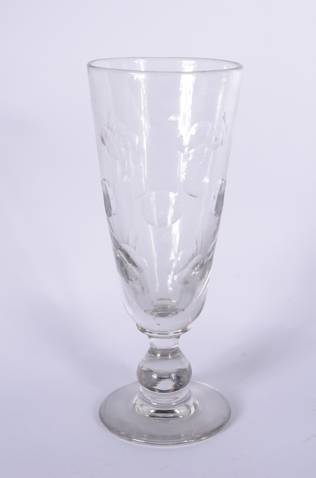 Três peças de vidro, sendo: 2 pratos (um deles doublé azul) e vaso... - foto 2 de 11