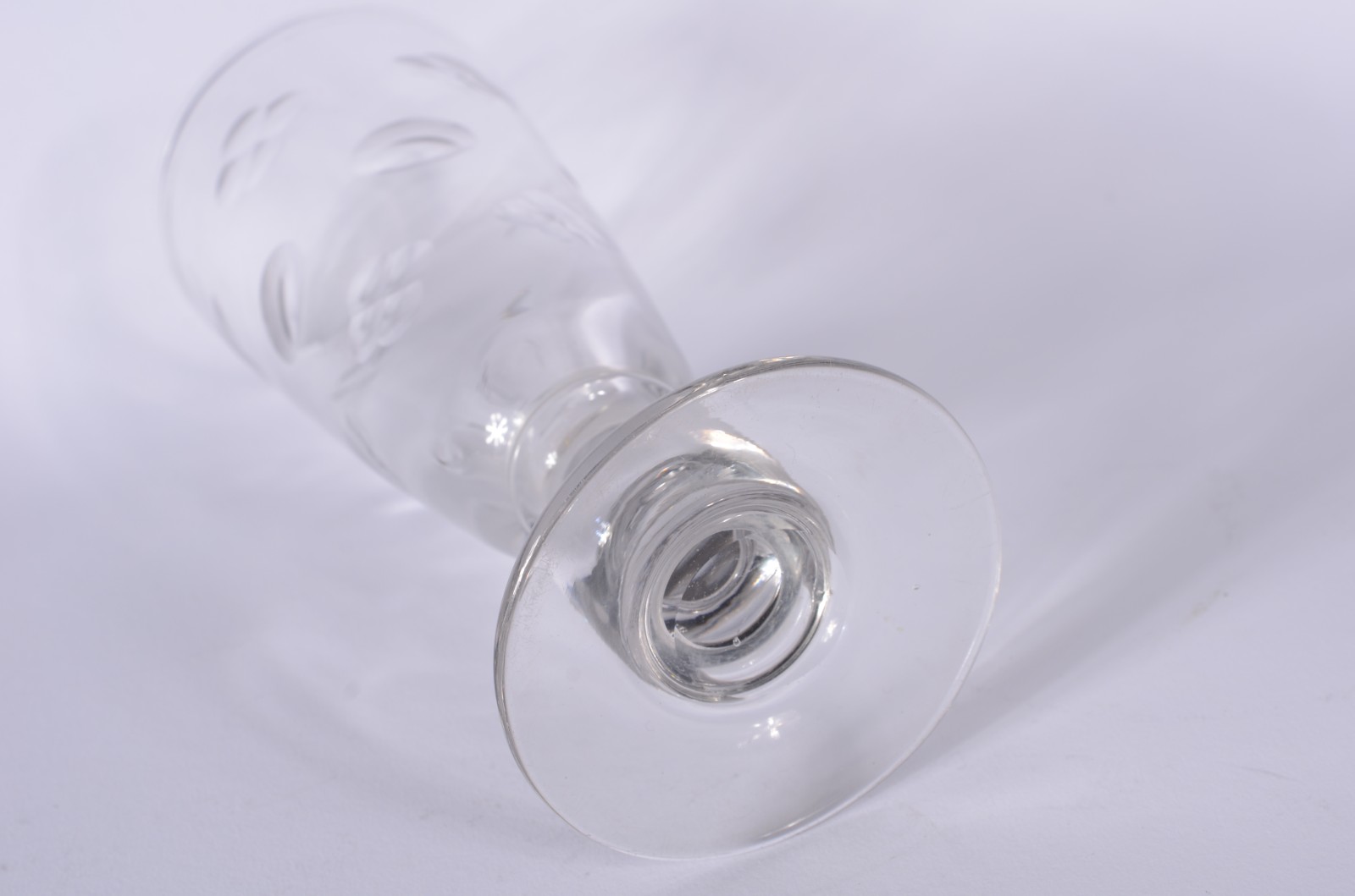 Três peças de vidro, sendo: 2 pratos (um deles doublé azul) e vaso... - foto 4 de 11