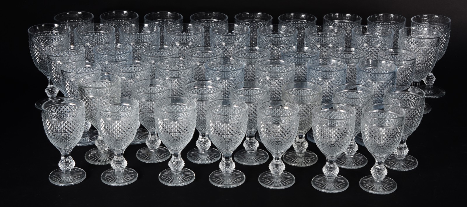Serviço de cristal, lapidação "bico de jaca", composto de: 18 taças... - foto 1 de 7