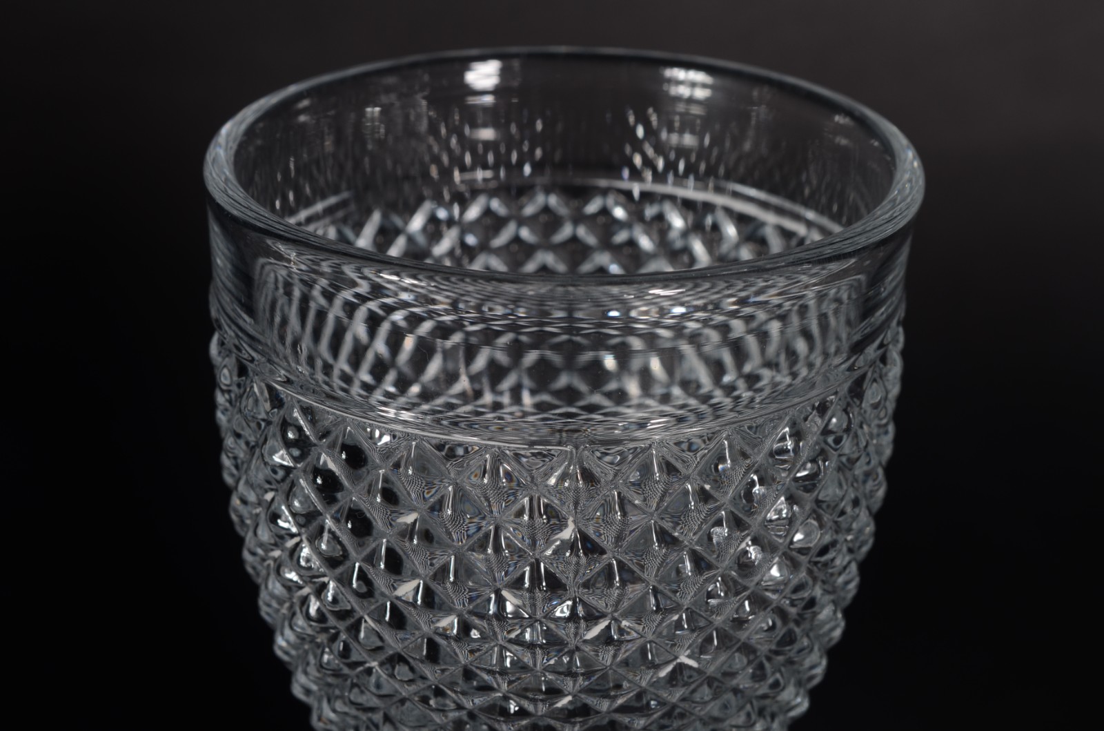 Serviço de cristal, lapidação "bico de jaca", composto de: 18 taças... - foto 4 de 7