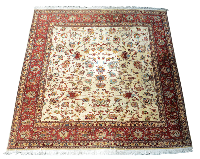 Tapete Tabriz. Medidas 2,10 x 2,22 m (com pequenas manchas).