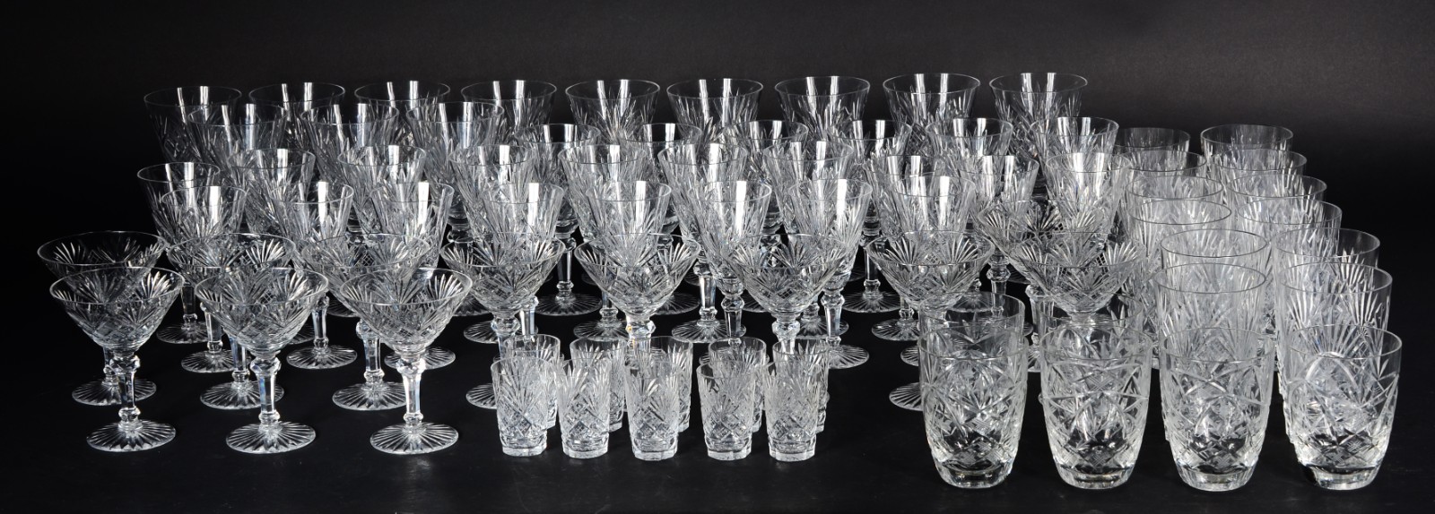Serviço de cristal lapidado, composto de: 12 taças para água, 13 para... - foto 1 de 6