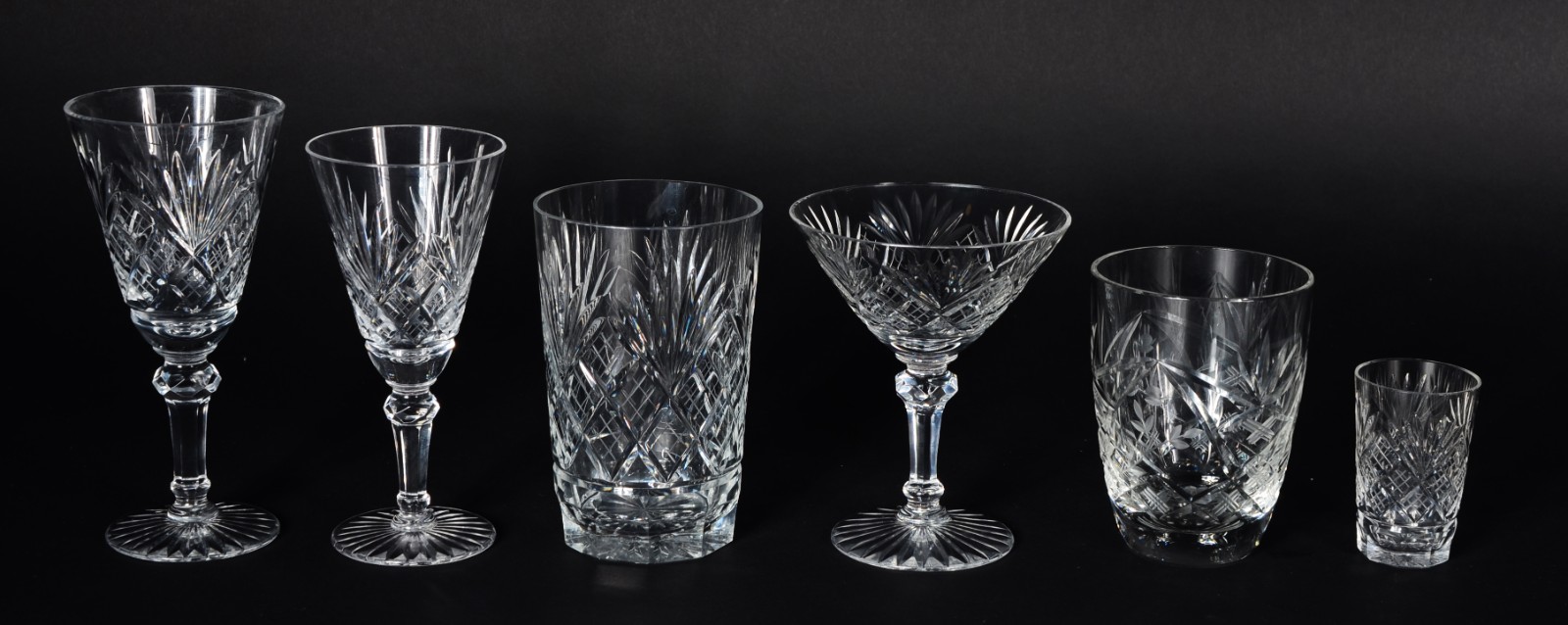 Serviço de cristal lapidado, composto de: 12 taças para água, 13 para... - foto 2 de 6