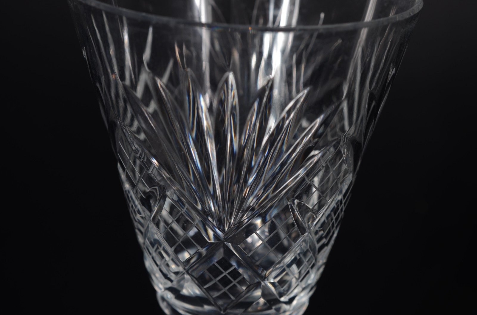 Serviço de cristal lapidado, composto de: 12 taças para água, 13 para... - foto 4 de 6