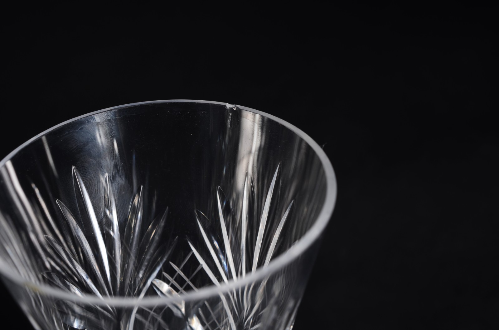 Serviço de cristal lapidado, composto de: 12 taças para água, 13 para... - foto 5 de 6