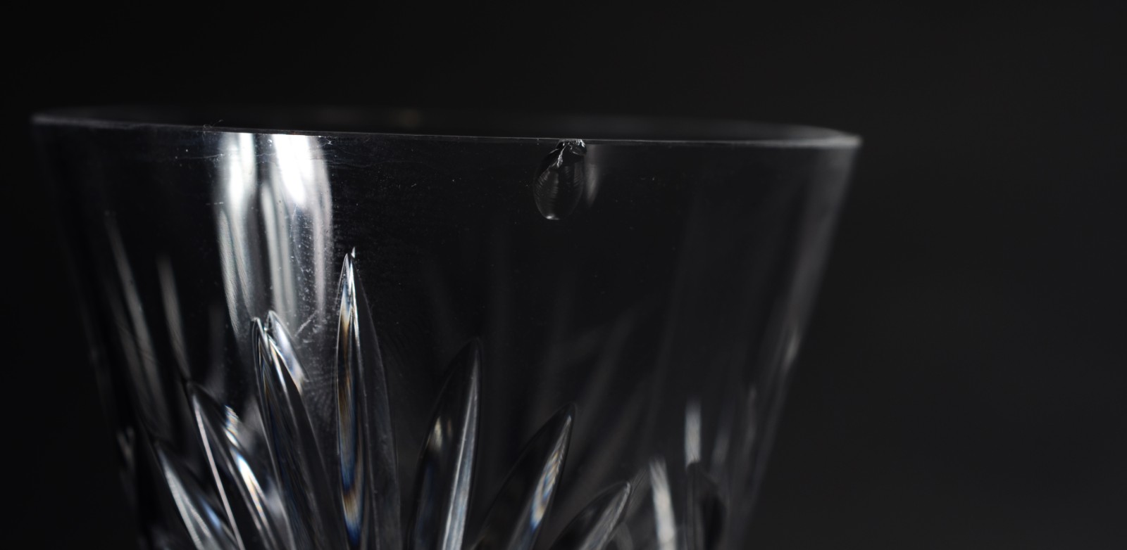 Serviço de cristal lapidado, composto de: 12 taças para água, 13 para... - foto 6 de 6