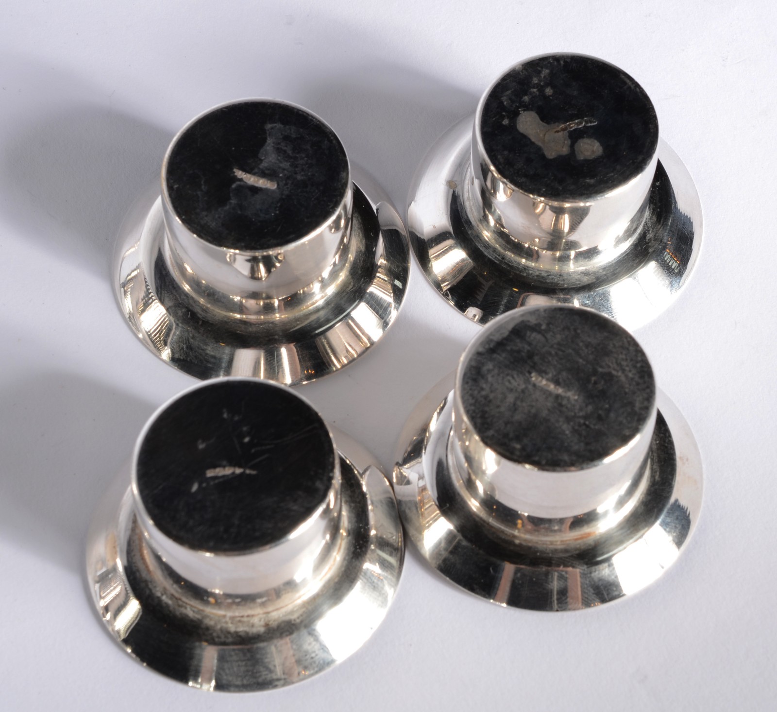 Três peças de metal prateado, sendo bomboniere Saint James e par de... - foto 5 de 10