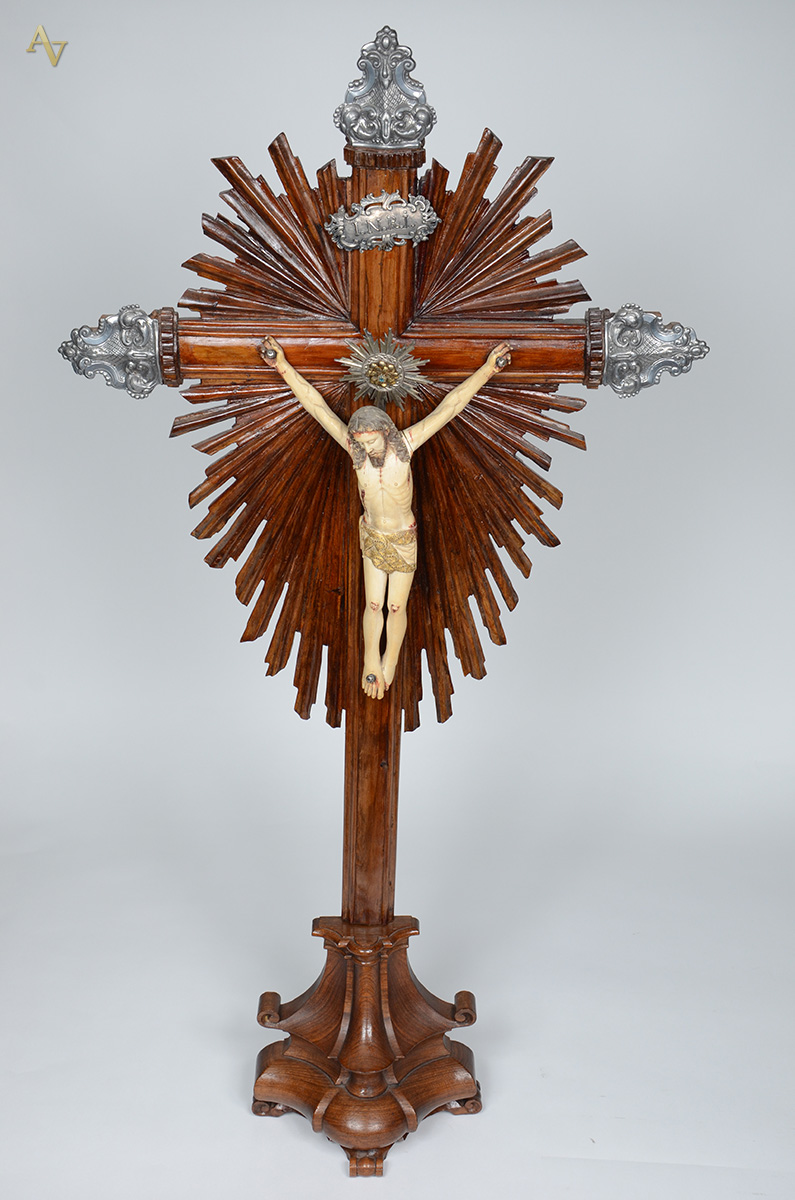 Magnífico crucifixo em jacarandá do séc. XIX, com Cristo esculpido em... - foto 1 de 2