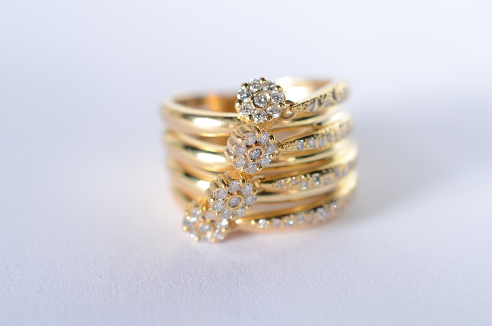 Anel de ouro 18 k., contraste 750 mls cravejado de brilhantes, aro... - foto 1 de 7