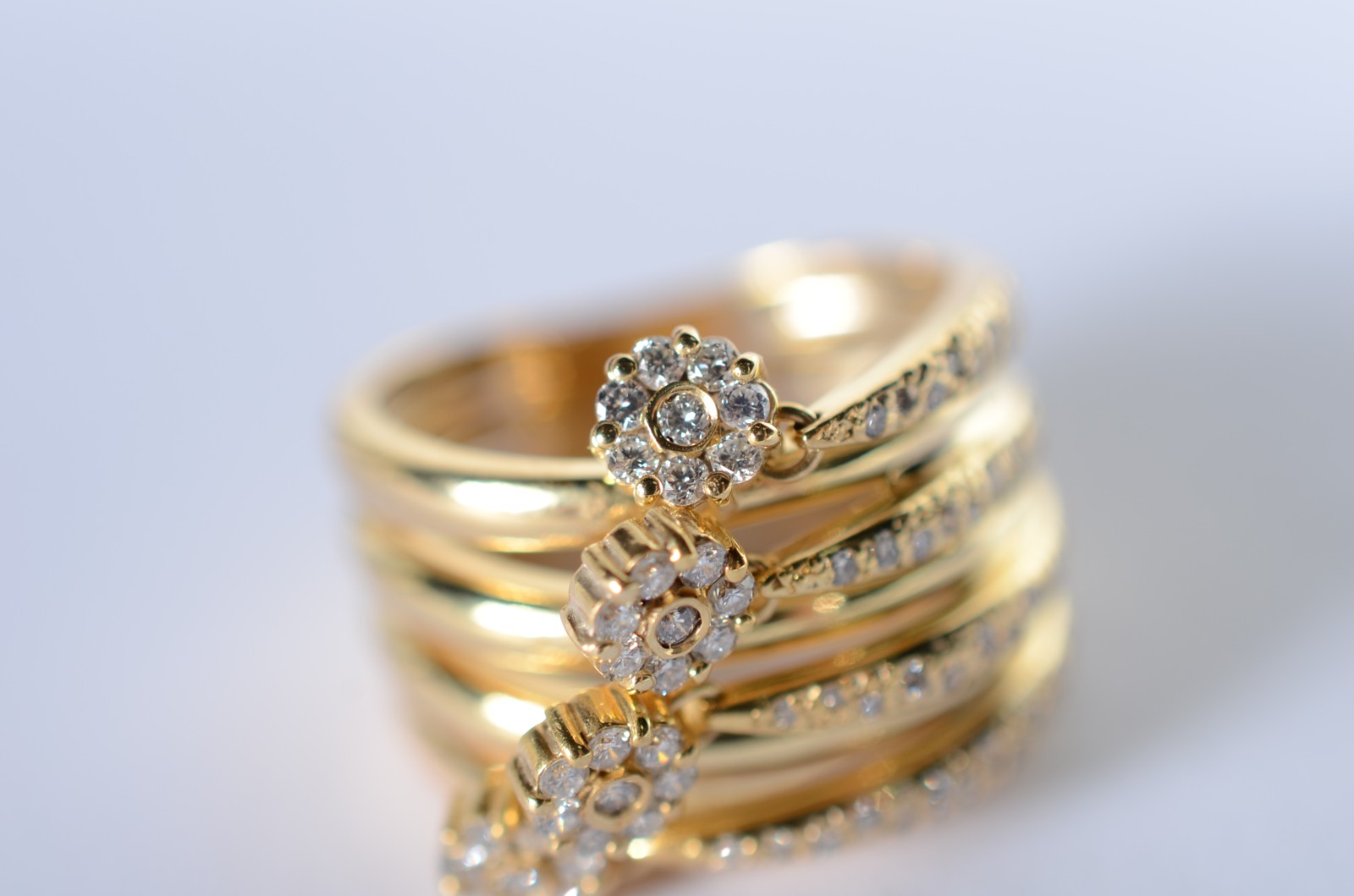 Anel de ouro 18 k., contraste 750 mls cravejado de brilhantes, aro... - foto 2 de 7