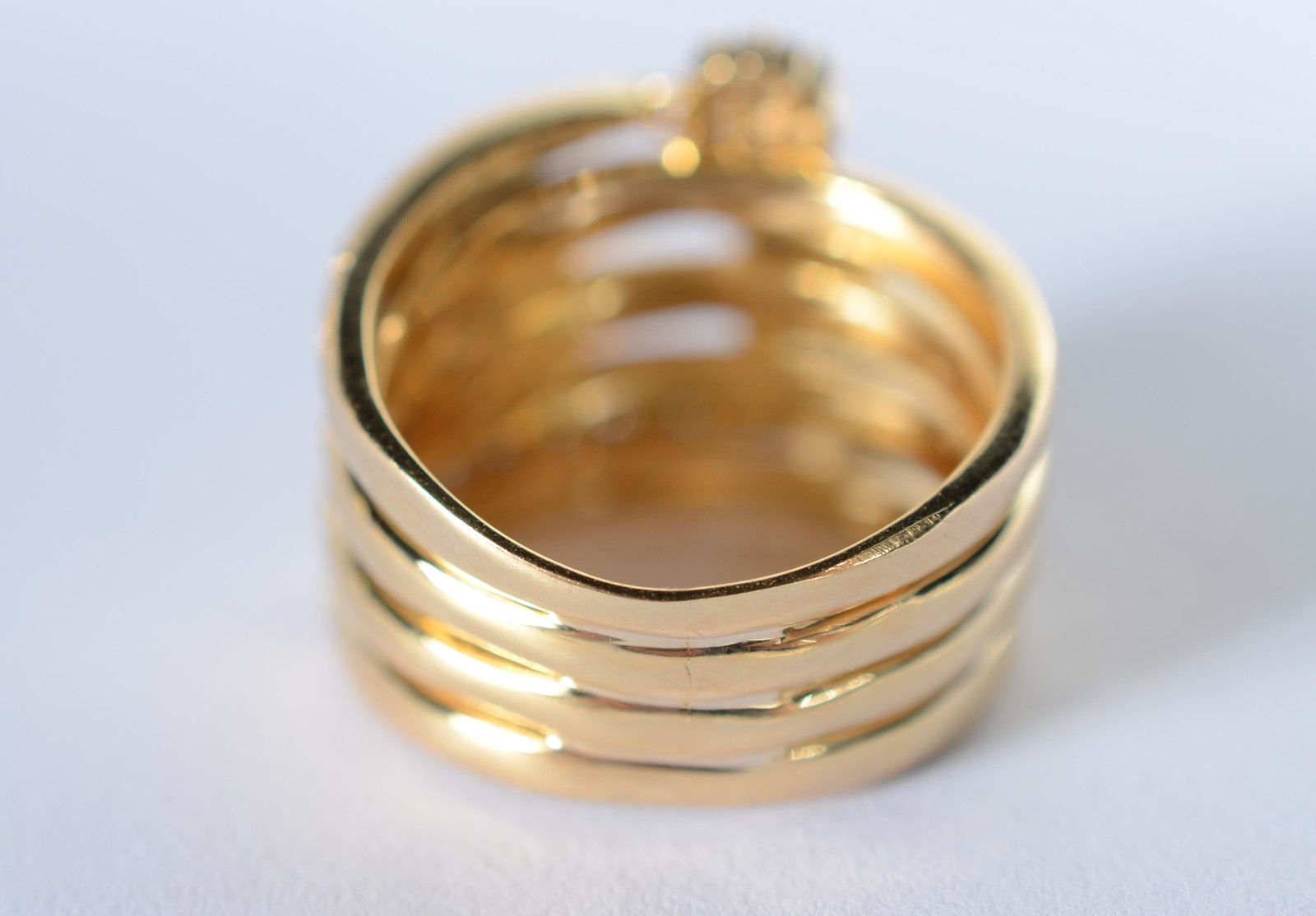 Anel de ouro 18 k., contraste 750 mls cravejado de brilhantes, aro... - foto 4 de 7