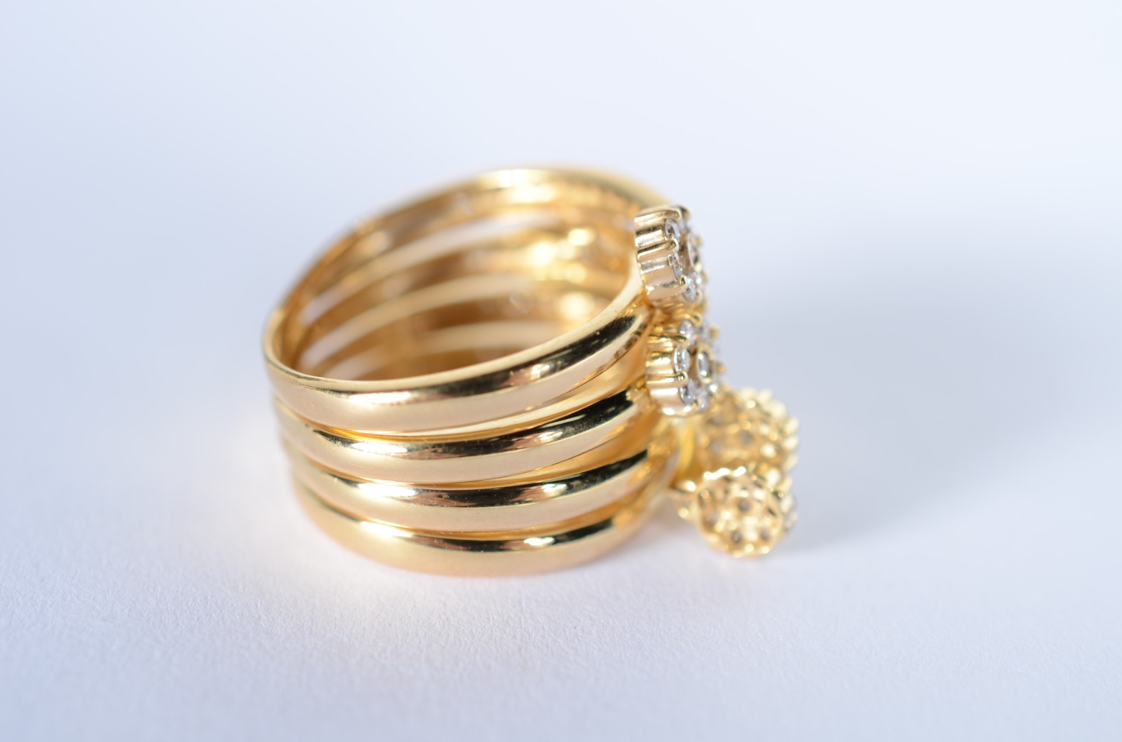 Anel de ouro 18 k., contraste 750 mls cravejado de brilhantes, aro... - foto 5 de 7