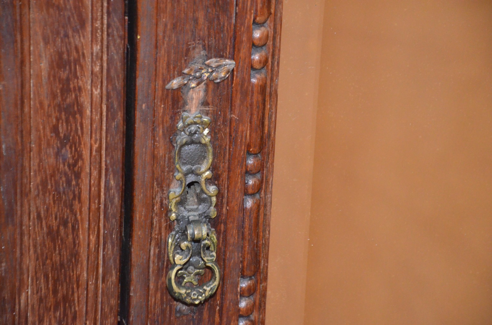 Armário de madeira nobre com uma porta com espelho bisotado, detalhe... - foto 4 de 7