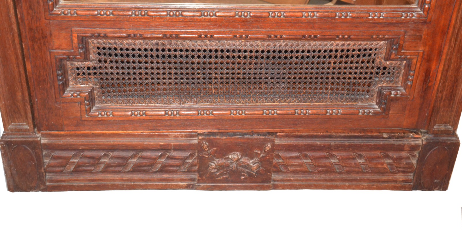 Armário de madeira nobre com uma porta com espelho bisotado, detalhe... - foto 5 de 7
