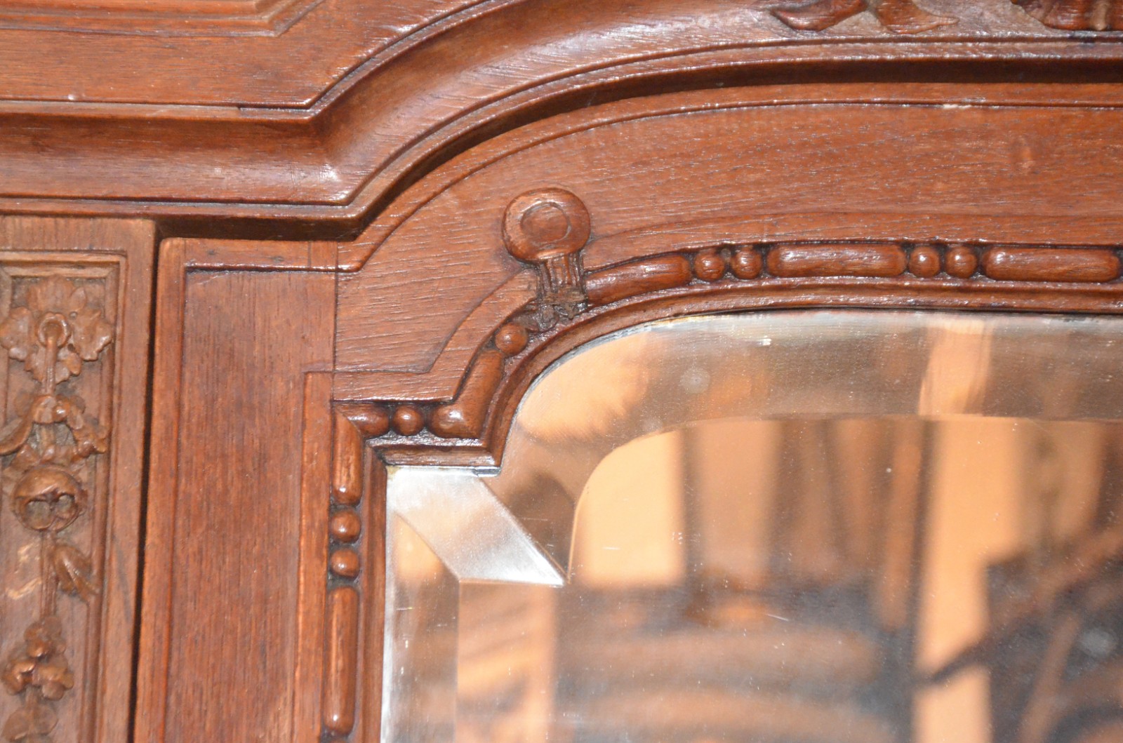 Armário de madeira nobre com uma porta com espelho bisotado, detalhe... - foto 6 de 7