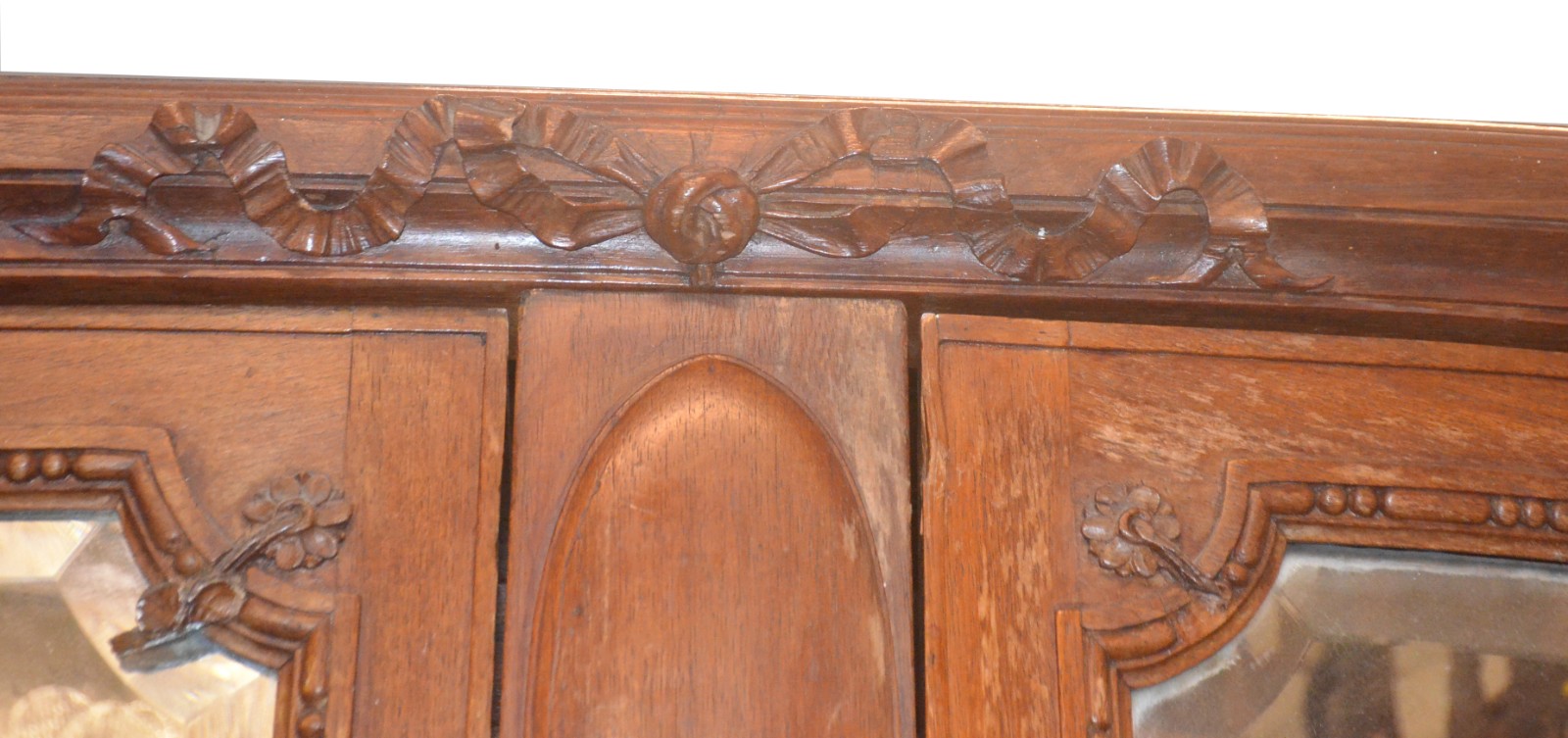Armário de madeira nobre, 2 portas com espelhos bisotados, detalhes... - foto 3 de 11