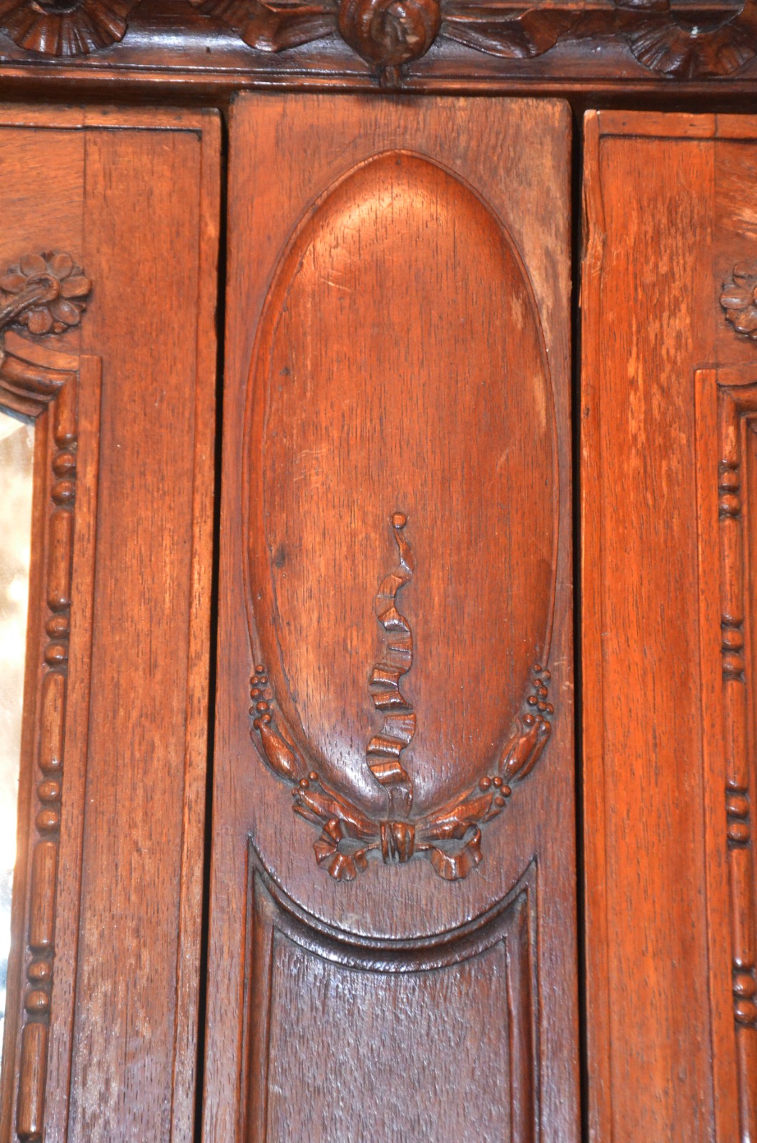 Armário de madeira nobre, 2 portas com espelhos bisotados, detalhes... - foto 4 de 11