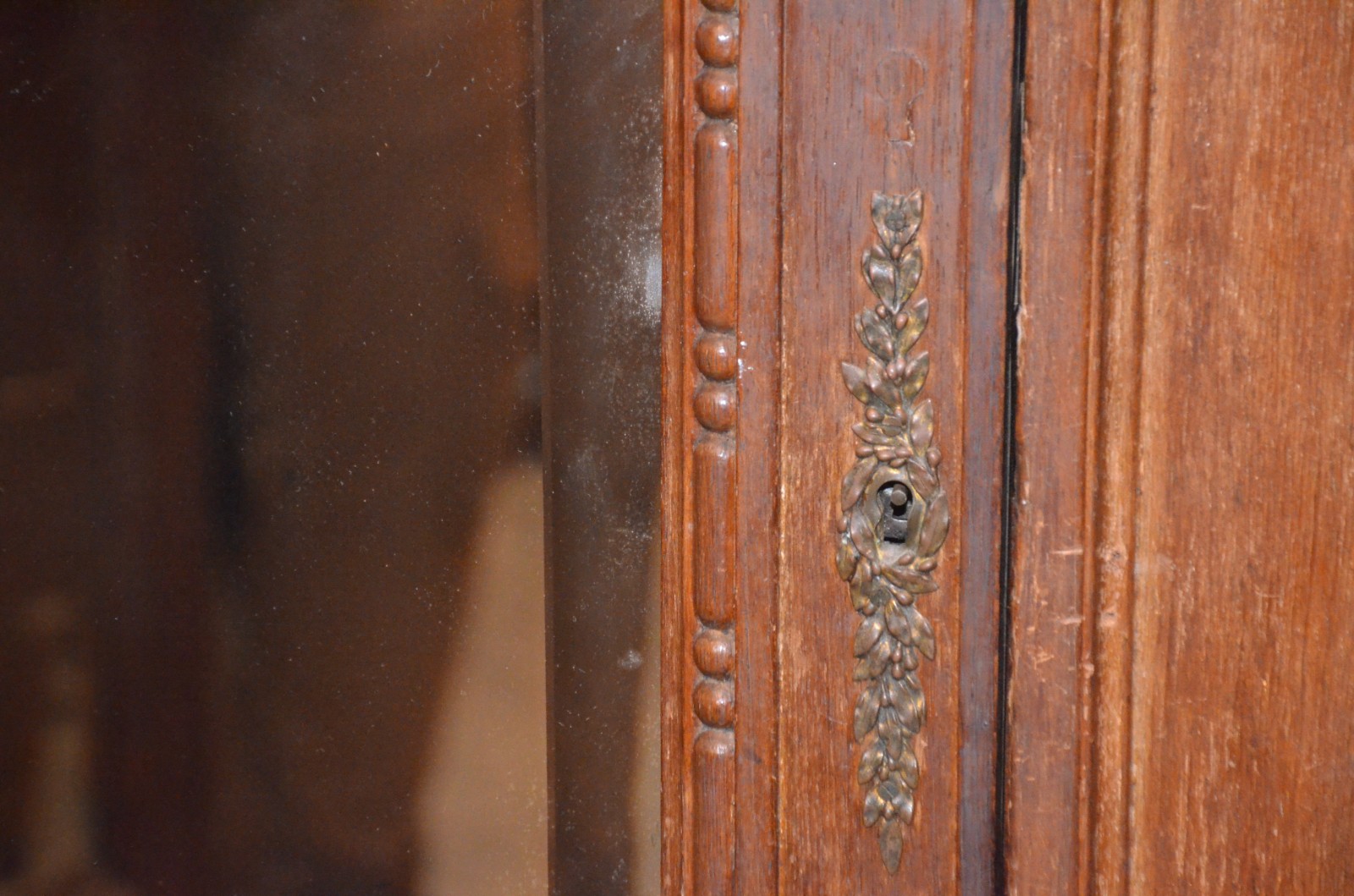 Armário de madeira nobre, 2 portas com espelhos bisotados, detalhes... - foto 5 de 11