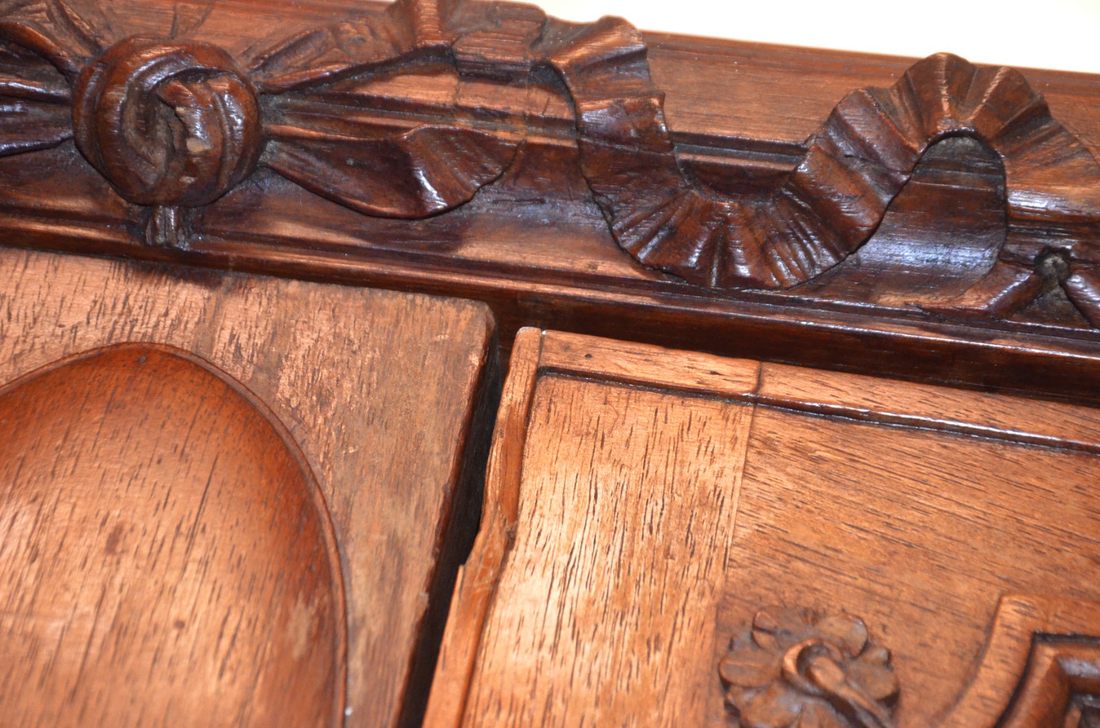 Armário de madeira nobre, 2 portas com espelhos bisotados, detalhes... - foto 7 de 11