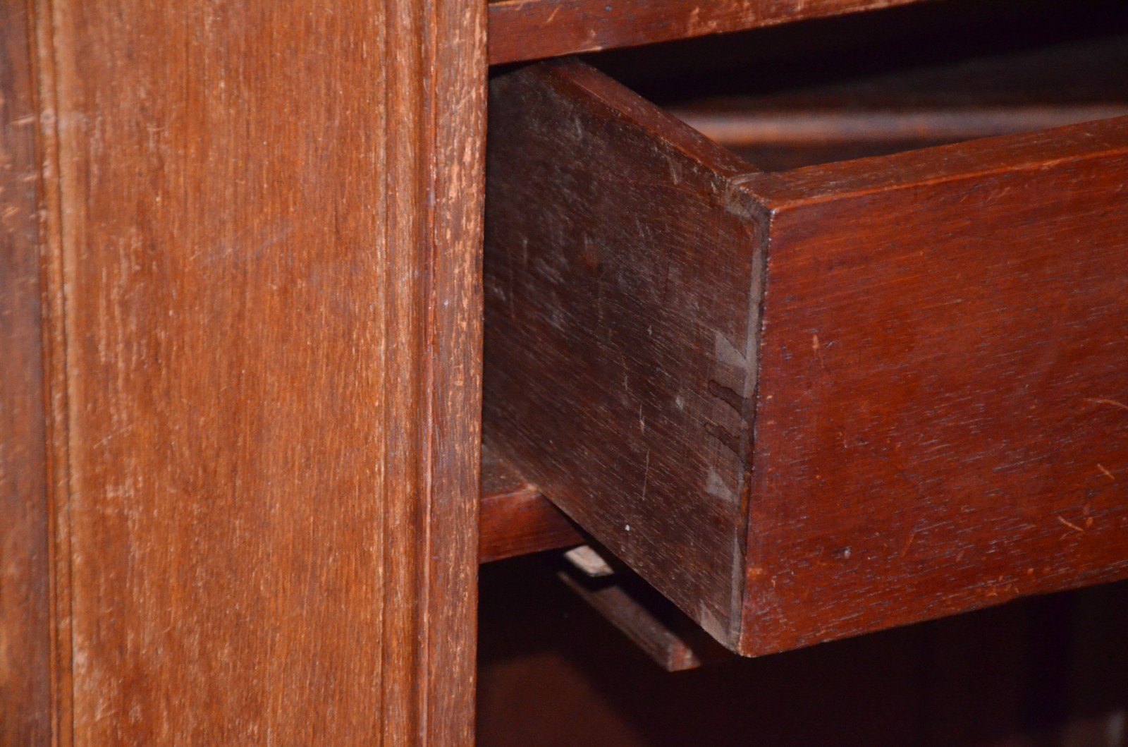 Armário de madeira nobre, 2 portas com espelhos bisotados, detalhes... - foto 8 de 11