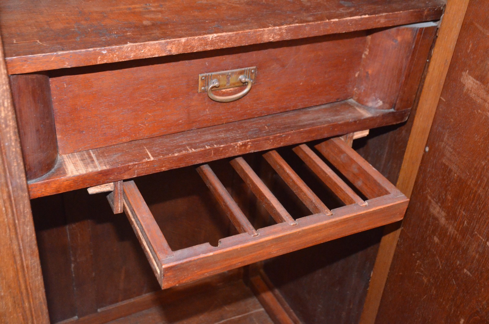 Armário de madeira nobre, 2 portas com espelhos bisotados, detalhes... - foto 10 de 11