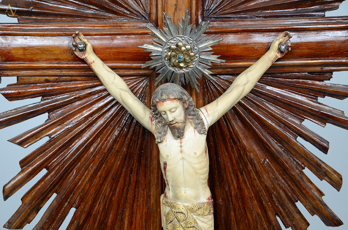 Magnífico crucifixo em jacarandá do séc. XIX, com Cristo esculpido em... - foto 2 de 2