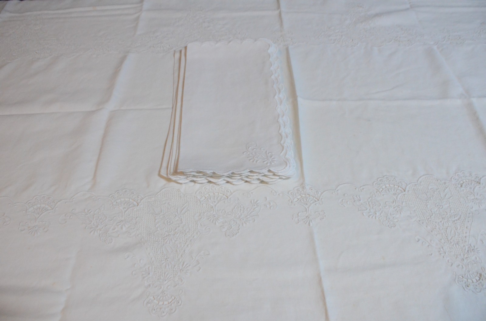 Três toalhas de mesa de diversos modelos e tamanhos. - foto 3 de 11
