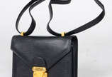 FENDI (1925),  - Bolsa cor preto , fecho  com metal dourado ,  medida sem a alça  