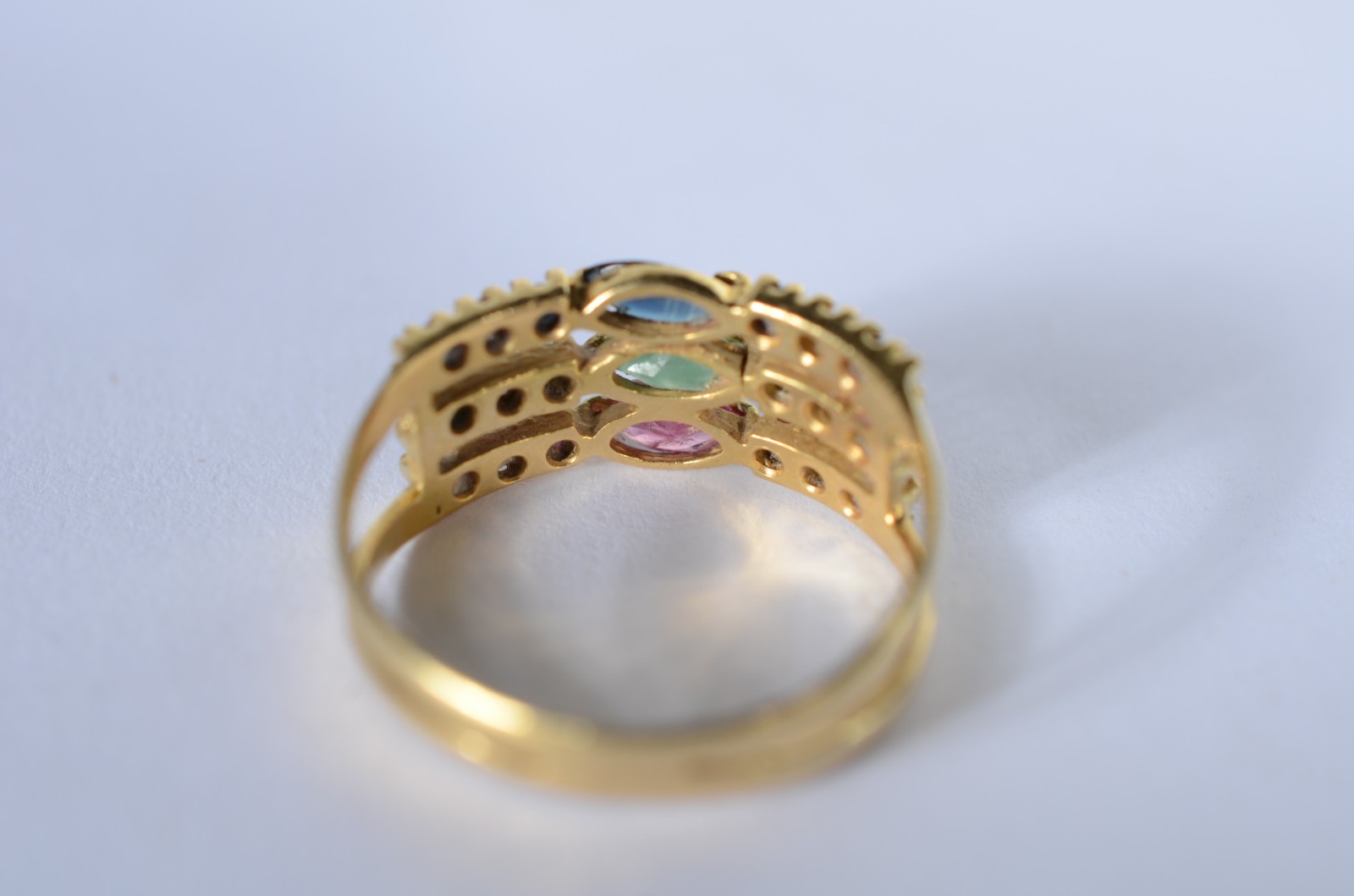 Anel de ouro 18 k., contraste 750 mls, cravejado com brilhantes... - foto 2 de 8