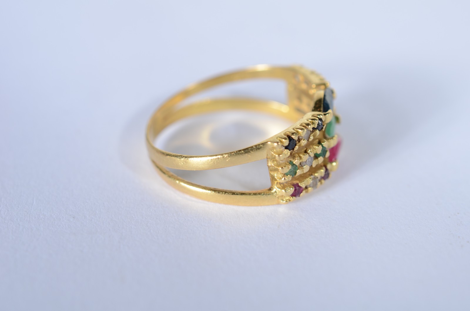 Anel de ouro 18 k., contraste 750 mls, cravejado com brilhantes... - foto 4 de 8