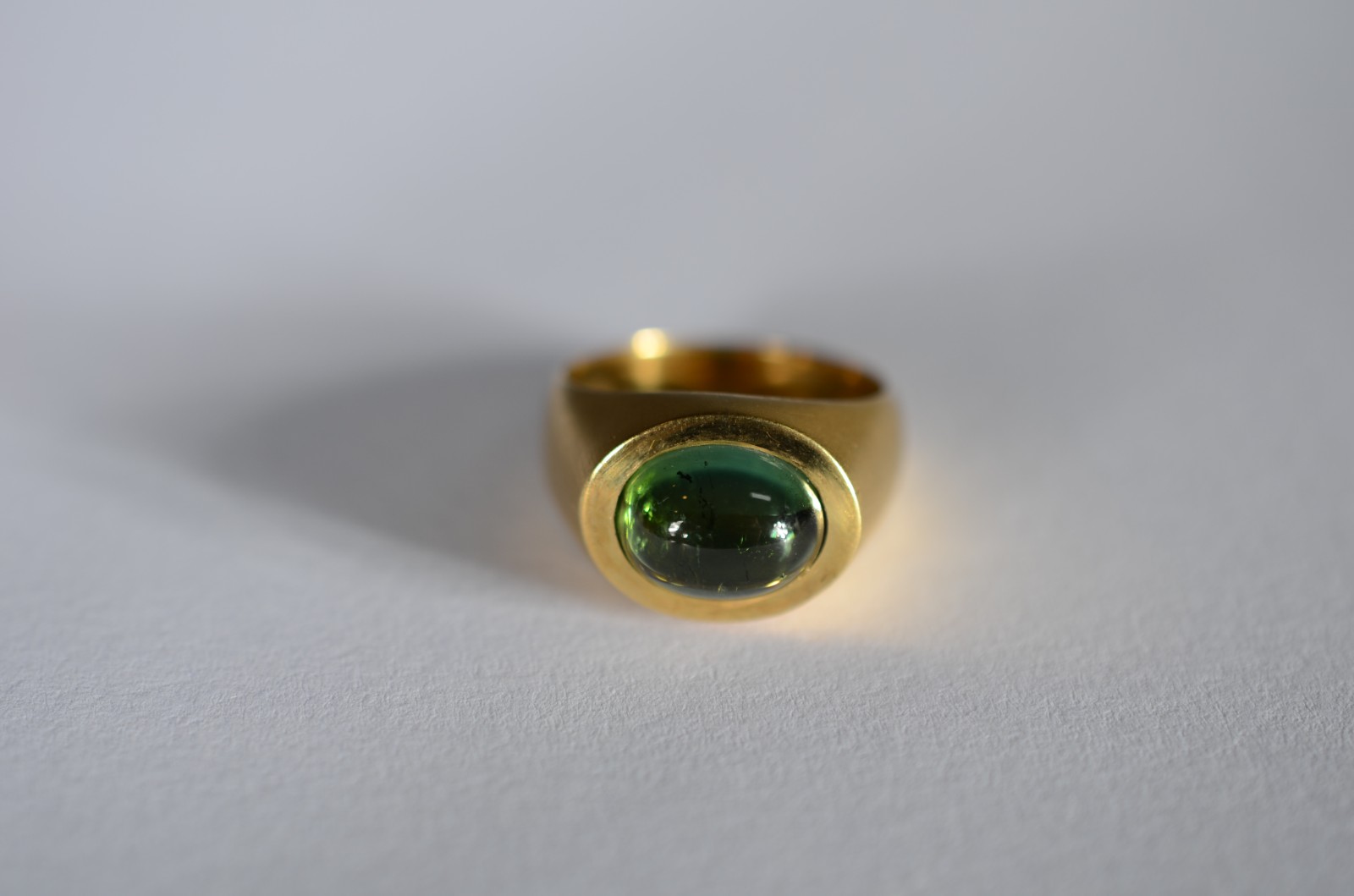Anel de ouro 18 k., contraste 750 mls com pedra turmalina oval... - foto 1 de 7