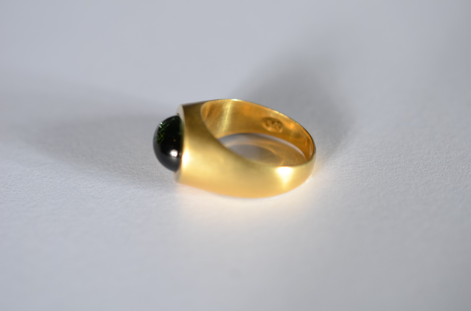 Anel de ouro 18 k., contraste 750 mls com pedra turmalina oval... - foto 2 de 7