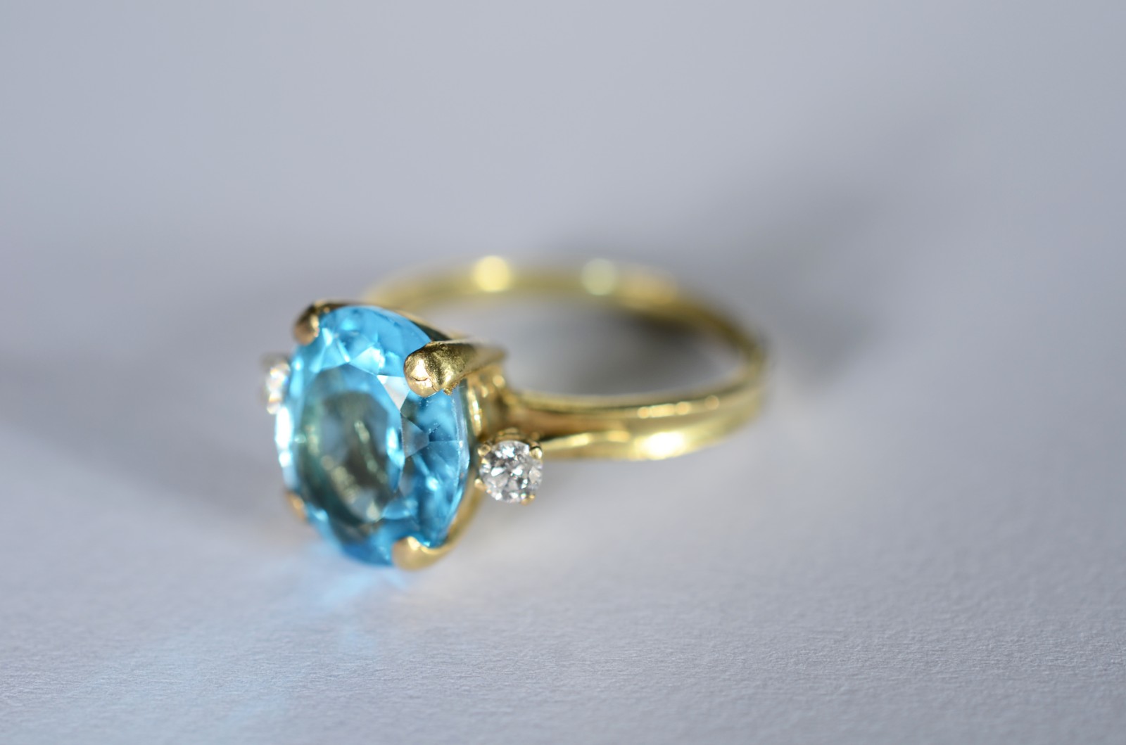 Anel de ouro 18 k., pedra topázio azul com 2 brilhantes, aro 17/18... - foto 1 de 8