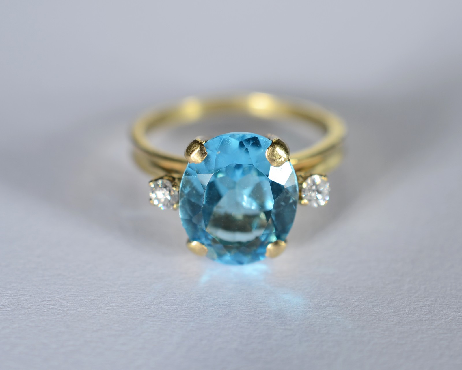 Anel de ouro 18 k., pedra topázio azul com 2 brilhantes, aro 17/18... - foto 2 de 8