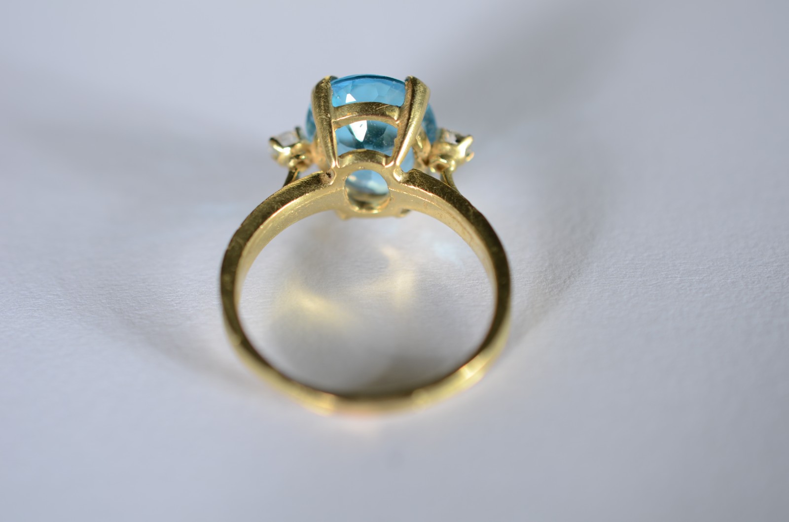 Anel de ouro 18 k., pedra topázio azul com 2 brilhantes, aro 17/18... - foto 3 de 8