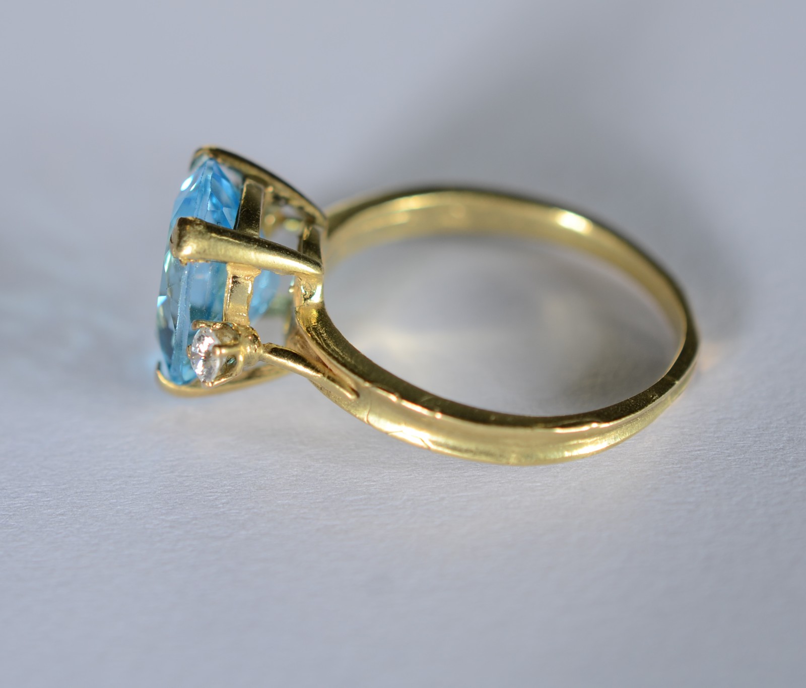 Anel de ouro 18 k., pedra topázio azul com 2 brilhantes, aro 17/18... - foto 4 de 8