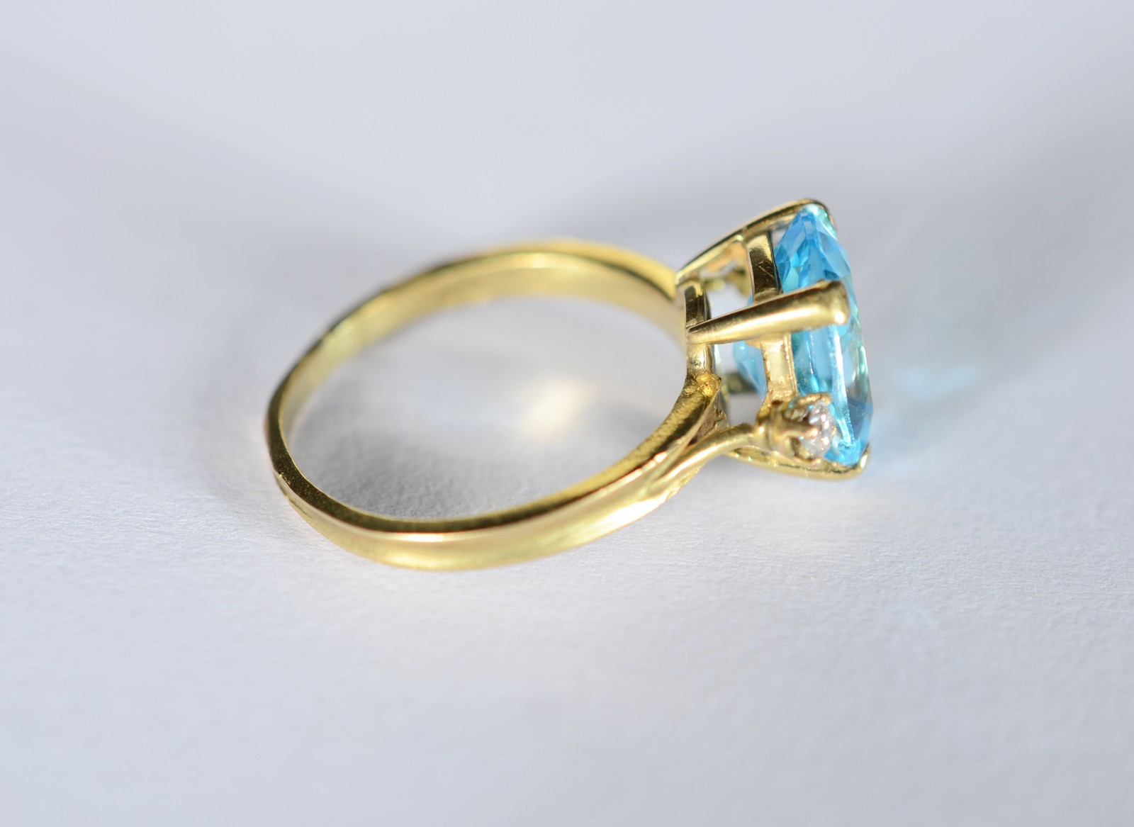 Anel de ouro 18 k., pedra topázio azul com 2 brilhantes, aro 17/18... - foto 5 de 8