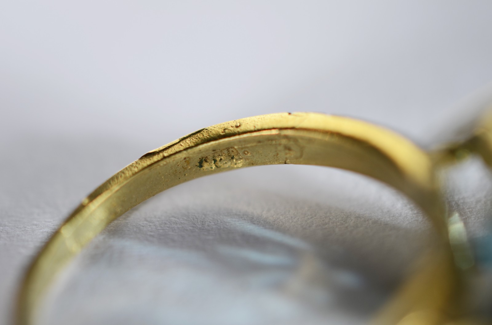 Anel de ouro 18 k., pedra topázio azul com 2 brilhantes, aro 17/18... - foto 6 de 8