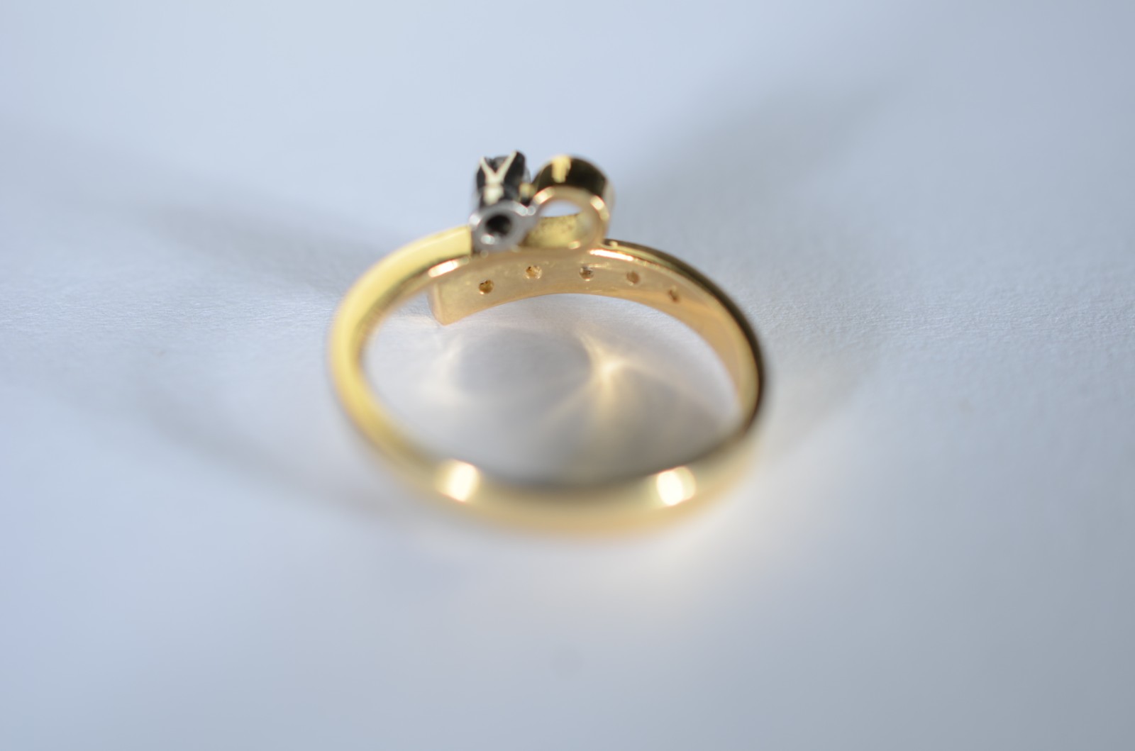 Anel de ouro 18 k., feitio meia volta com 5 brilhantes e um solitário... - foto 4 de 8