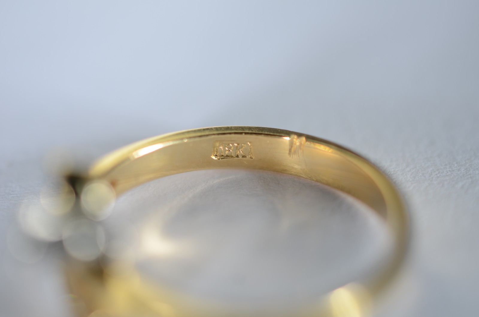 Anel de ouro 18 k., feitio meia volta com 5 brilhantes e um solitário... - foto 5 de 8